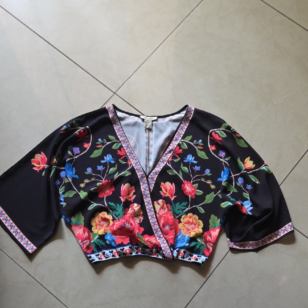 Flying Tomato Black Cropped V-Neck Top with Multicolor Floral Print XS